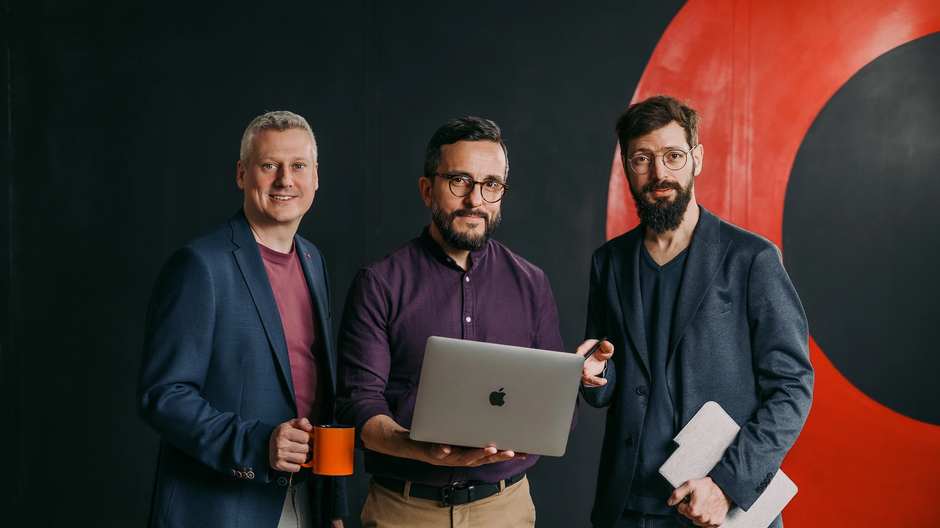 Réalisateur en charge du département production/post-production, Javier Cabrera (au centre) rejoint Matthieu Brulhart (à gauche) et Sylvain Meltz (à droite) à la tête de l’entreprise fribourgeoise Take Off Productions.